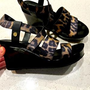 Kenneth Cole strappy leopard wedge sandals size 8.5